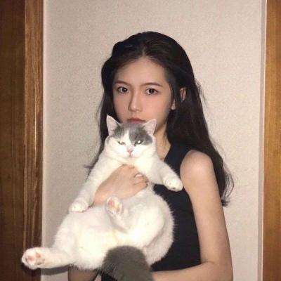 患者没挂上号 医生蹲在地上看CT片